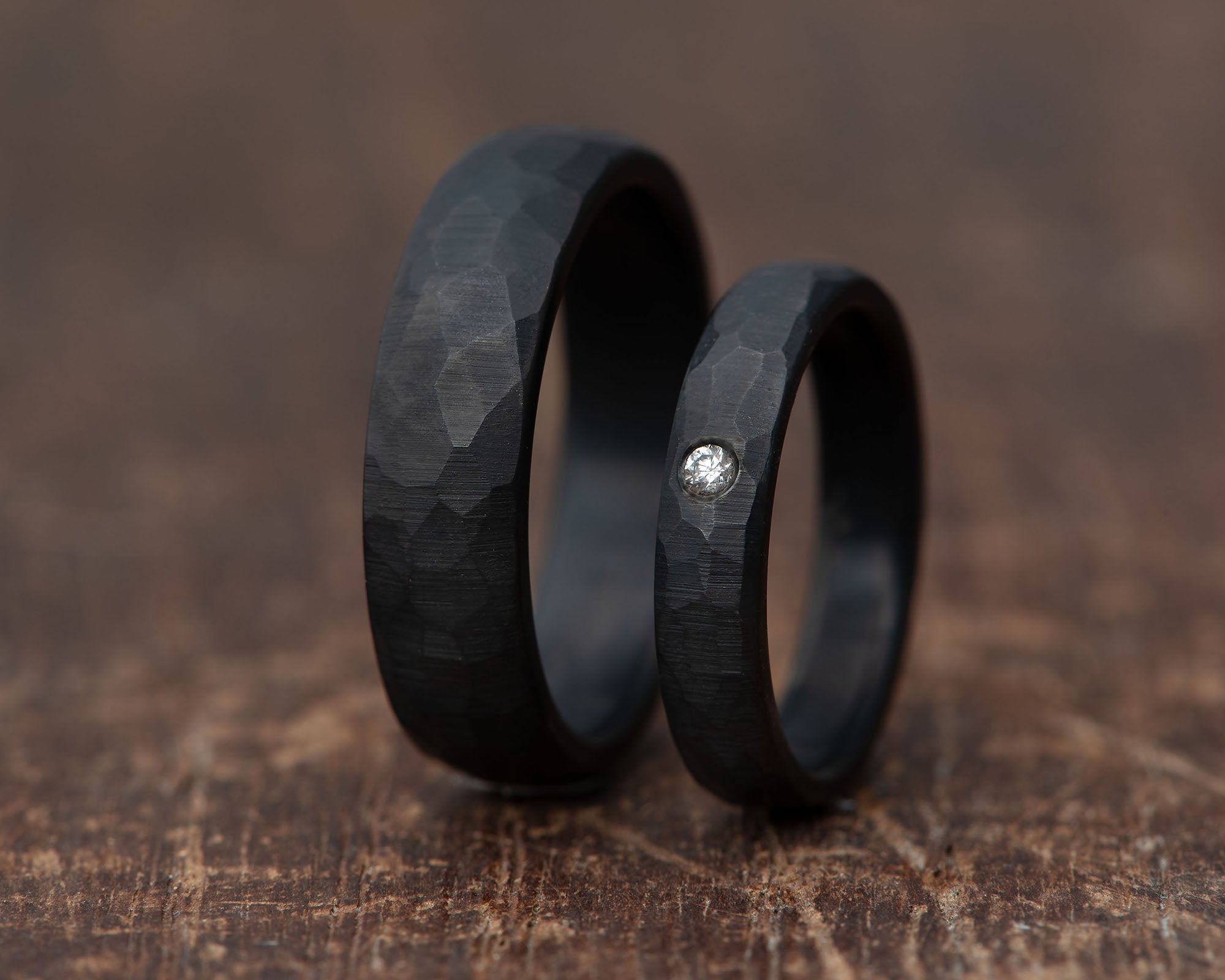 Poročni Prstan Par - Temni Titan, Brušeni z DIAMANTOM - Simon Vida Jewelry
