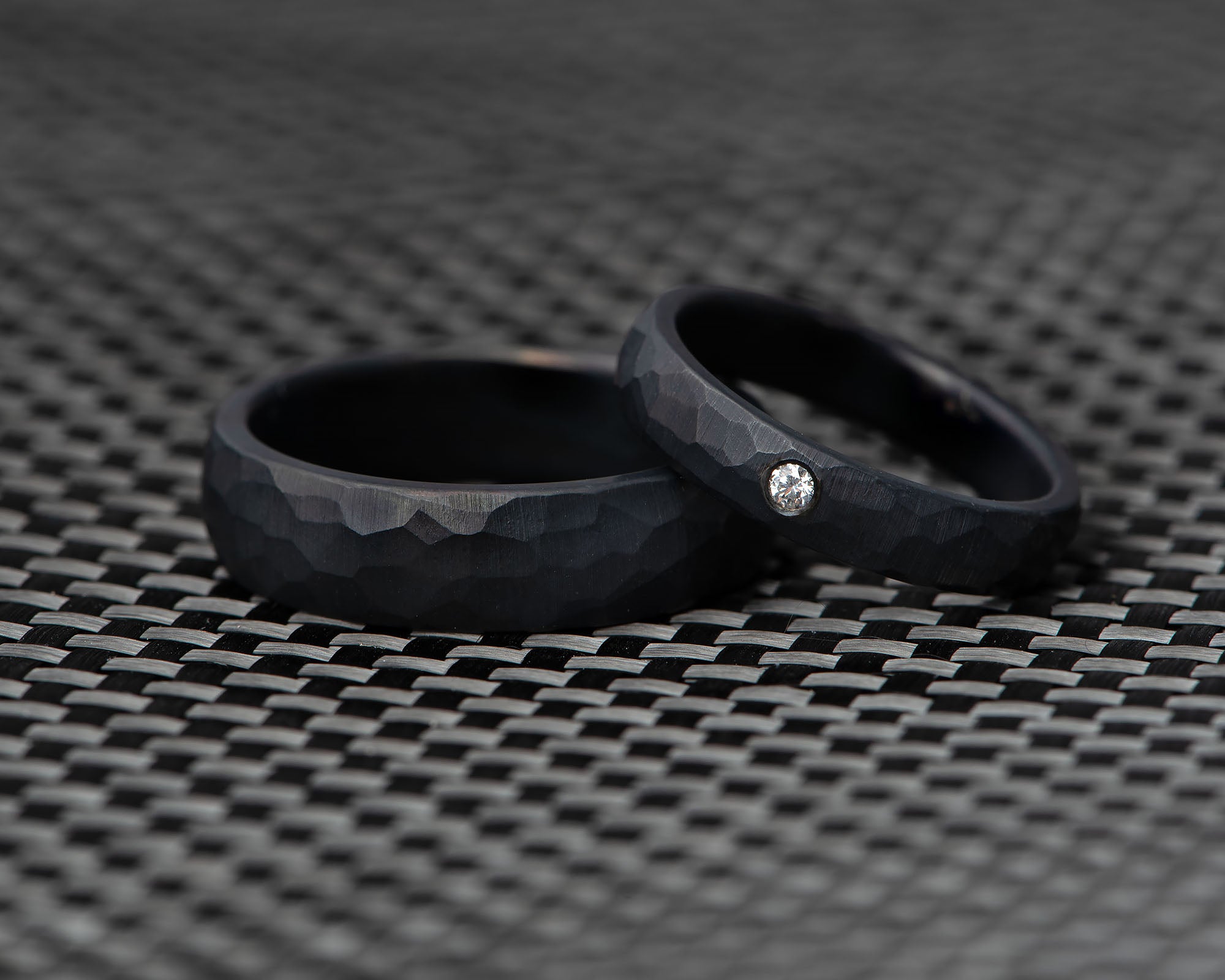 Poročni Prstan Par - Temni Titan, Brušeni z DIAMANTOM - Simon Vida Jewelry