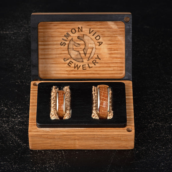 Ročno izdelana poročna prstana iz Belega Zlata in lesa Jack Daniels Soda v Škatlici za poročne prstane izdelane iz Jack Daniels Soda